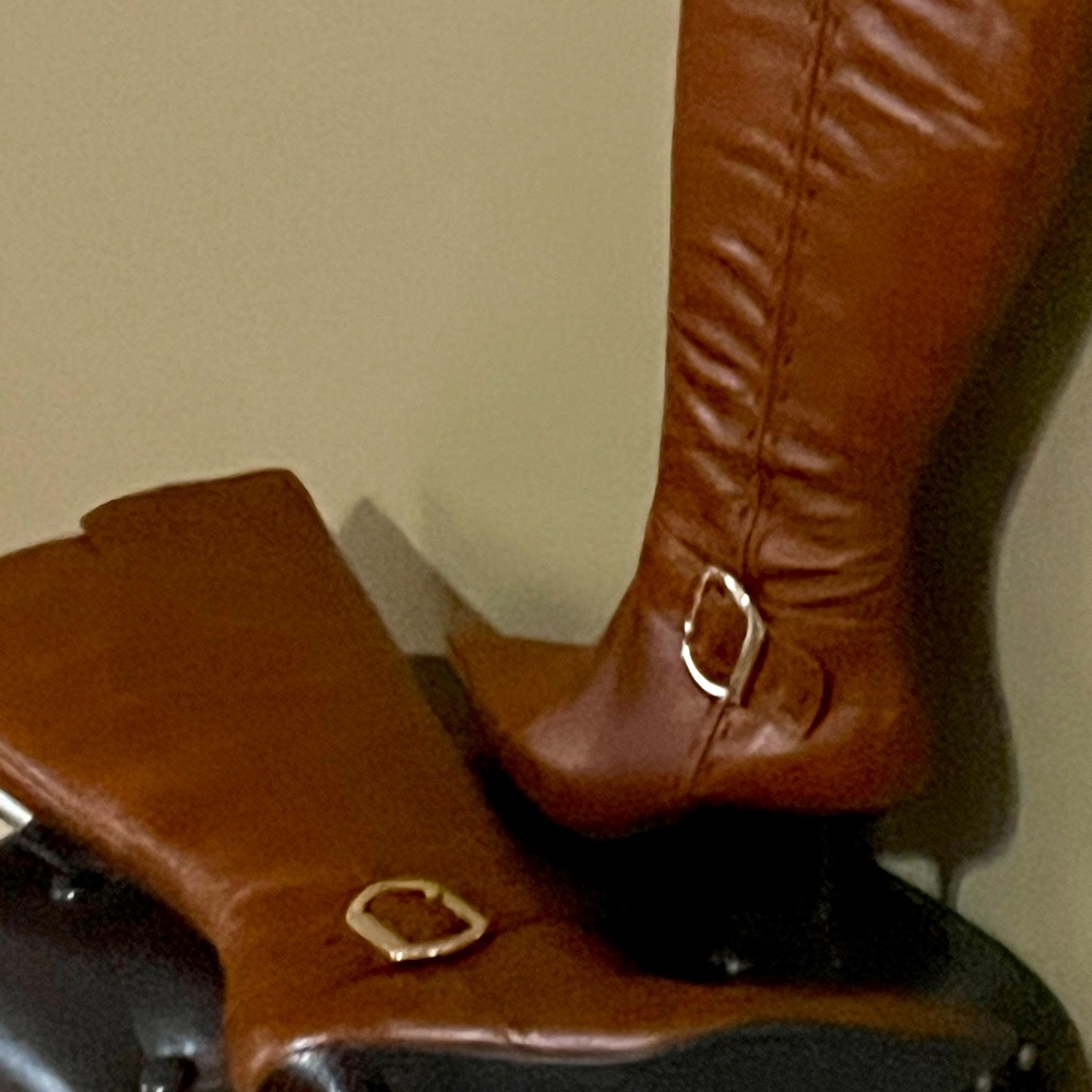 Boots brown with gold buckle